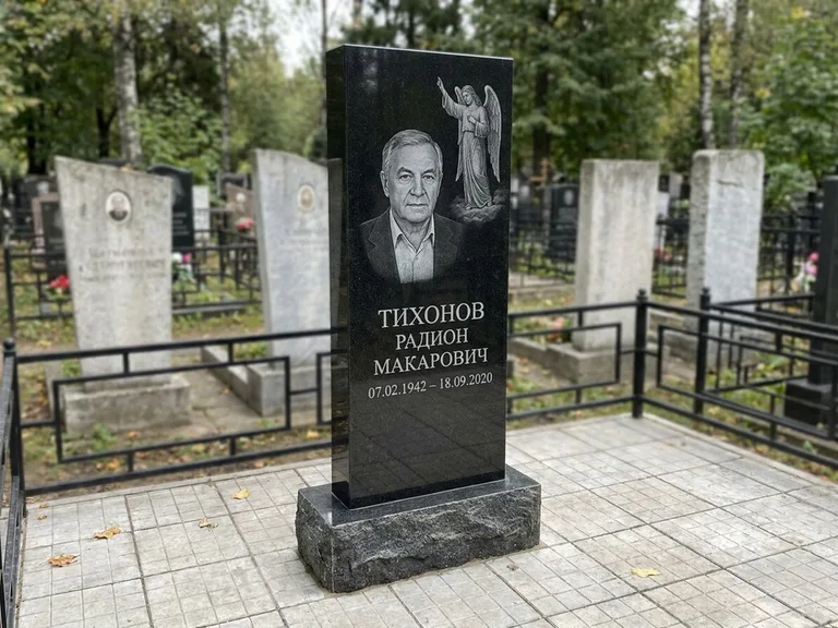 Памятник с гравировкой ангела — гравировка двух ангелов по сторонам портрета, работа «Свиридов» во Владивостоке
