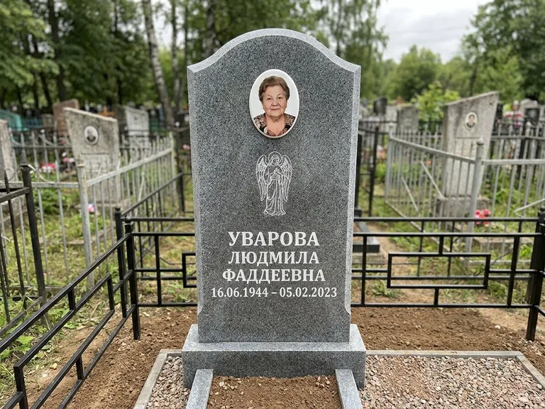 Памятник с гравировкой ангела — гравировка ангела в облаках с лучами над портретом, работа «Игнатова» во Владивостоке
