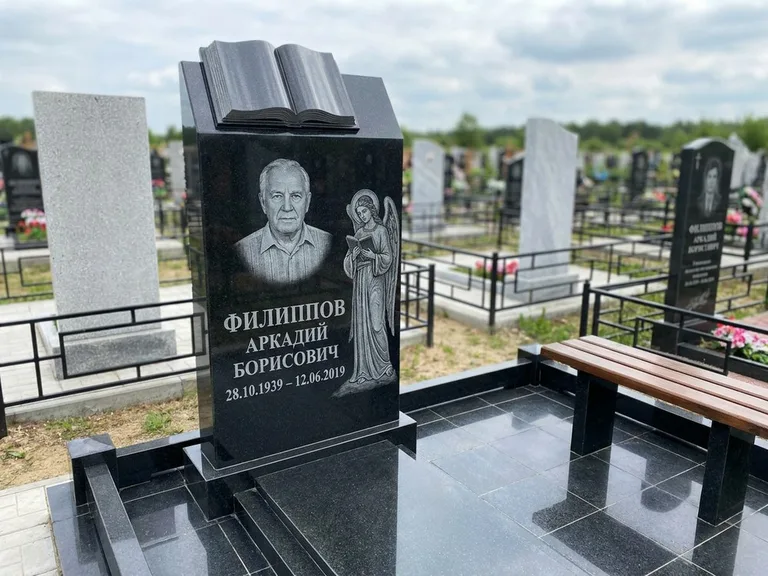 Памятник с гравировкой ангела — белая гравировка скорбящего ангела над портретом, работа «Доронин» во Владивостоке
