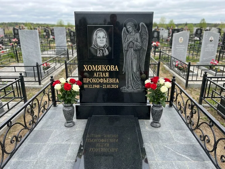 Памятник с гравировкой ангела — гравировка ангела-хранителя сбоку от портрета, работа «Яковлева» во Владивостоке