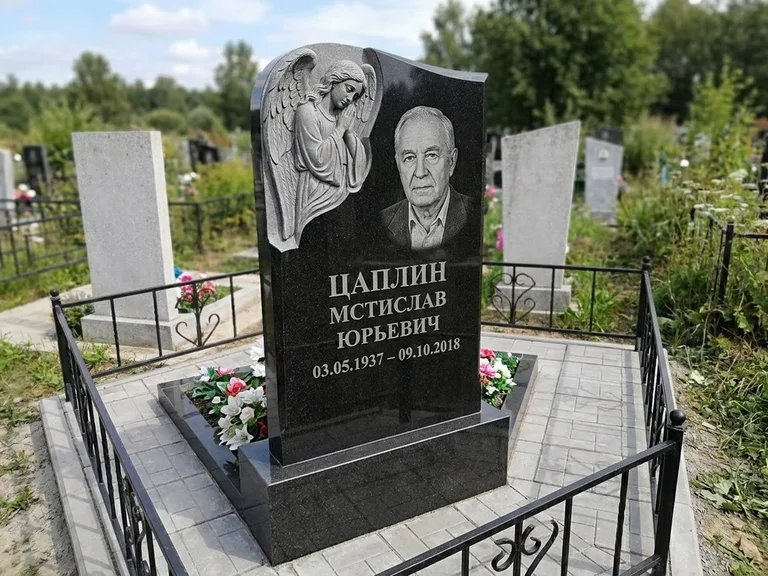 Памятник с гравировкой ангела — гравировка молящегося ангела в верхней части стелы, работа «Пономарёв» во Владивостоке