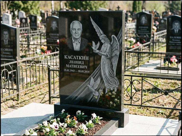 Памятник с гравировкой ангела — гравировка ангела с голубем по диагонали стелы, работа «Касаткин» во Владивостоке