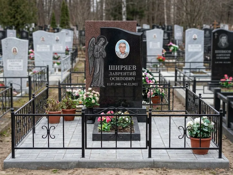 Памятник с гравировкой ангела — гравировка ангела с голубем по диагонали стелы, работа «Селиванов» во Владивостоке