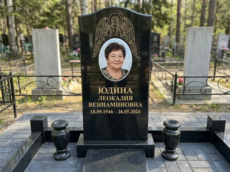 Памятник с гравировкой ангела — гравировка двух ангелов по сторонам портрета, работа «Гордеева» во Владивостоке