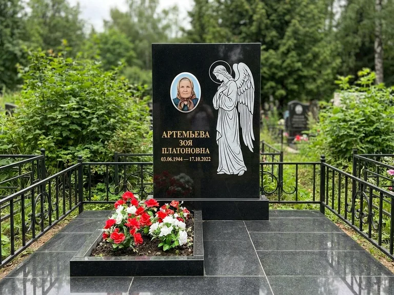 Памятник с гравировкой ангела — гравировка ангела в облаках с лучами над портретом, работа «Фаддеев» во Владивостоке