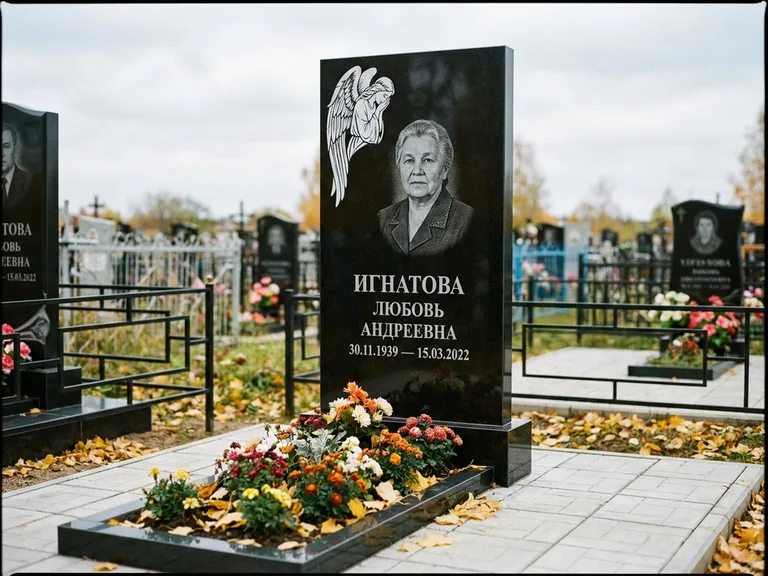 Памятник с гравировкой ангела — белая гравировка скорбящего ангела над портретом, работа «Игнатова» во Владивостоке