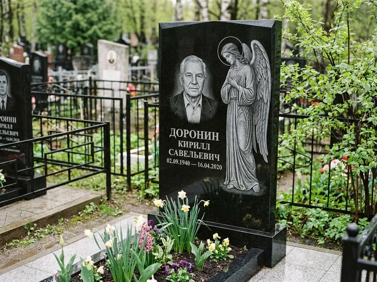 Памятник с гравировкой ангела — гравировка ангела-хранителя сбоку от портрета, работа «Доронин» во Владивостоке