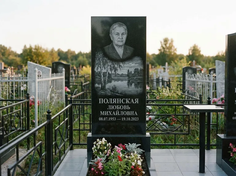 Памятник с гравировкой берёзы — гравировка берёзы у зеркального озера, работа «Полянская» во Владивостоке