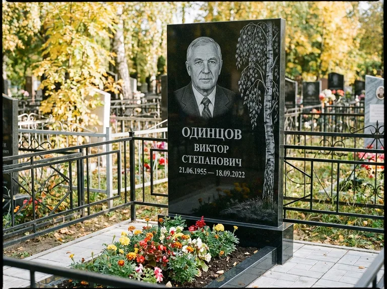 Памятник с гравировкой берёзы — гравировка плакучей берёзы с тонкими ветвями, работа «Одинцов» во Владивостоке