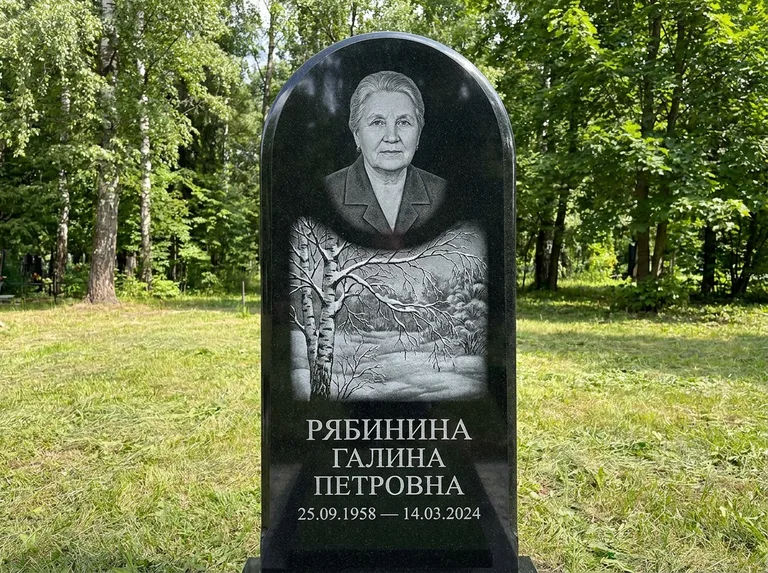 Памятник с гравировкой берёзы: стела с плавным арочным верхом — зимняя берёза, снег на ветвях, газон без ограды, стриженая трава, работа «Рябинина» во Владивостоке