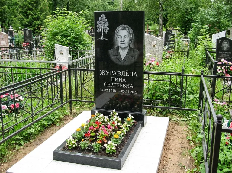 Памятник с гравировкой берёзы — гравировка одинокой берёзы над именем, работа «Журавлёва» во Владивостоке