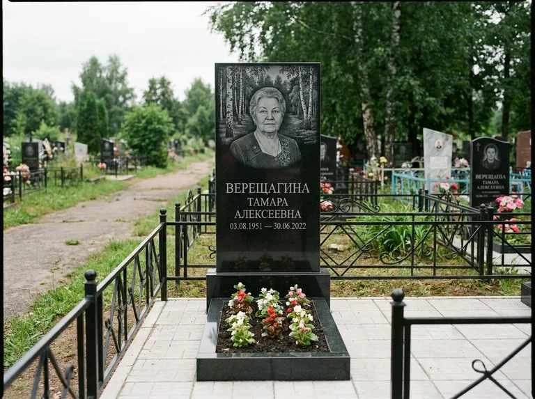 Памятник с гравировкой берёзы — гравировка берёзовой рощи в глубину, работа «Верещагина» во Владивостоке
