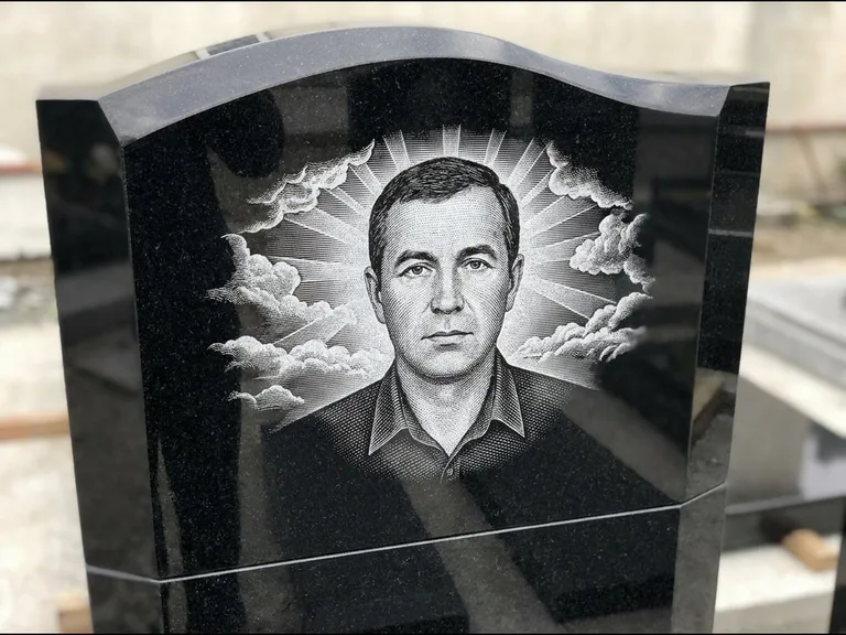 Гравировка фото на памятнике — с фоном во Владивостоке