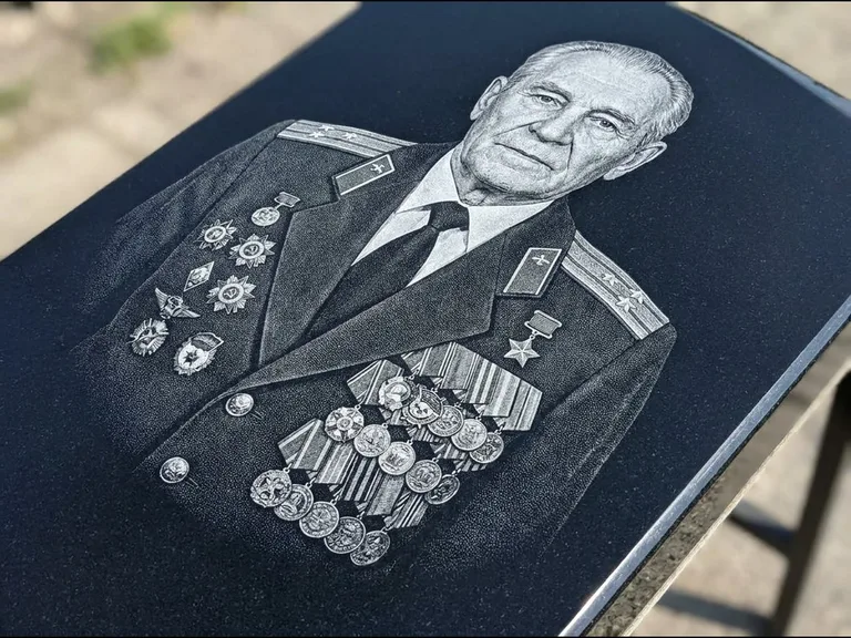 Гравировка фото на памятнике — военный / ветеран во Владивостоке