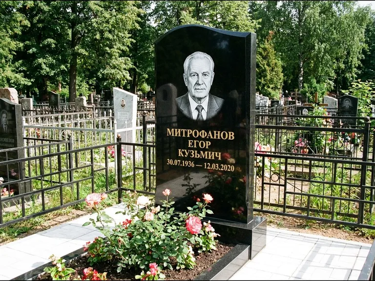 Гравировка портрета на чёрном граните — выполненная работа 29 во Владивостоке