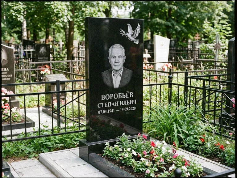 Гравировка голубей на памятник во Владивостоке — памятник из чёрного гранита с гравировкой