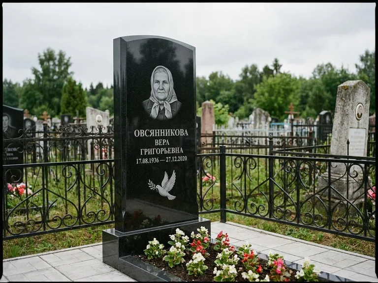 Памятник с гравировкой голубей — гравировка голубя с оливковой ветвью рядом с эпитафией, работа «Овсянникова» во Владивостоке