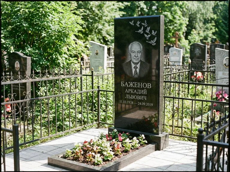 Памятник с гравировкой голубей — гравировка стаи голубей, взлетающей от угла стелы, работа «Баженов» во Владивостоке