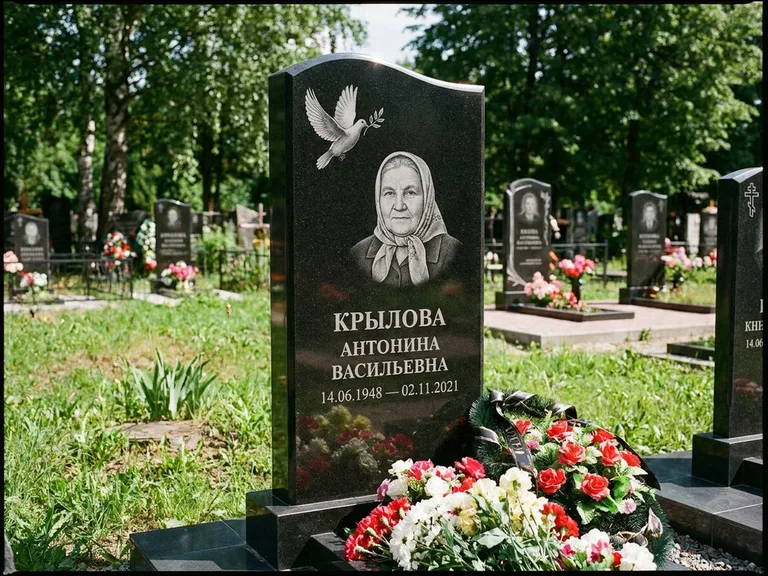 Памятник с гравировкой голубей — гравировка голубей, работа «Крылова» во Владивостоке