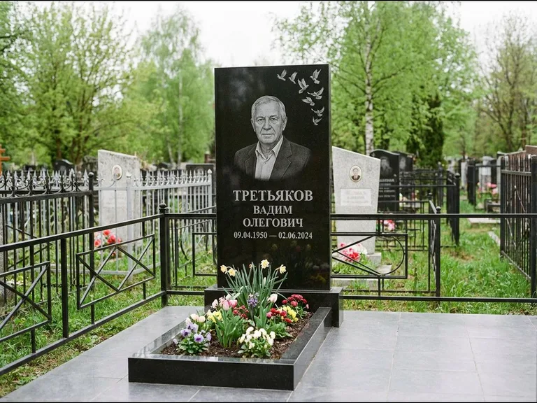 Памятник с гравировкой голубей — гравировка стаи голубей, взлетающей от угла стелы, работа «Третьяков» во Владивостоке