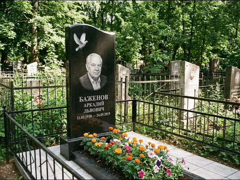 Памятник с гравировкой голубей — белая гравировка взлетающего голубя над портретом, работа «Баженов» во Владивостоке