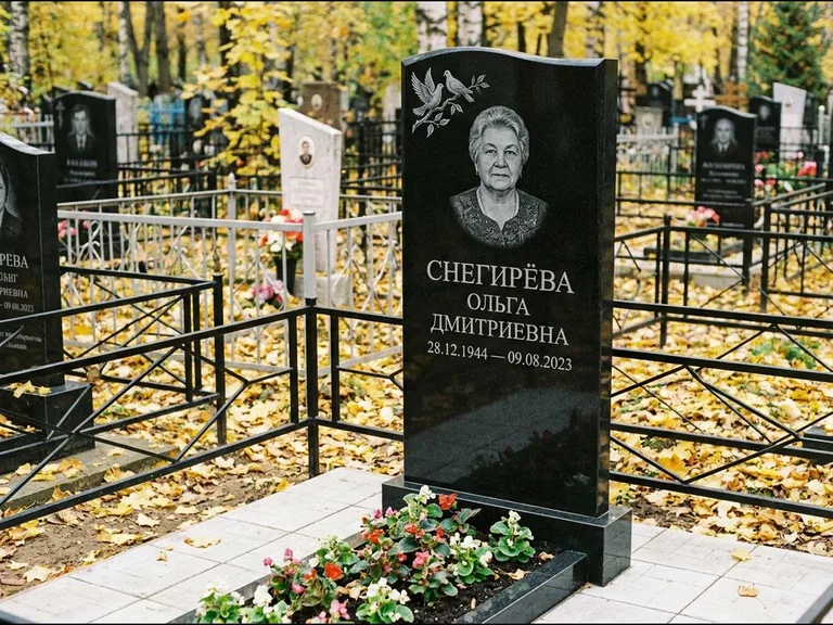 Памятник с гравировкой голубей — гравировка пары голубей на ветке в верхнем углу стелы, работа «Снегирёва» во Владивостоке