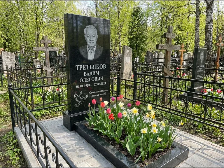 Памятник с гравировкой голубей — гравировка голубя с оливковой ветвью рядом с эпитафией, работа «Третьяков» во Владивостоке