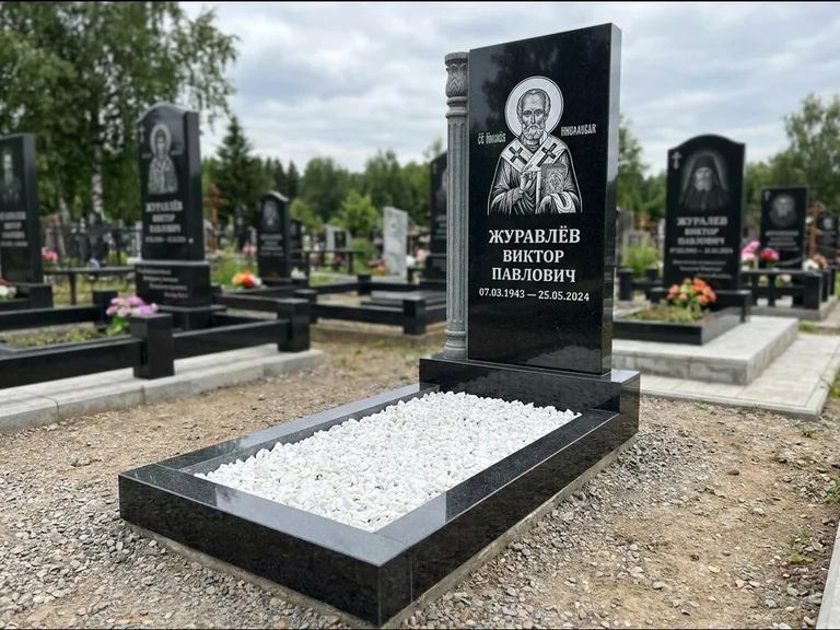 Памятник с гравировкой иконы — икона в резном киоте, работа «Верещагина» во Владивостоке