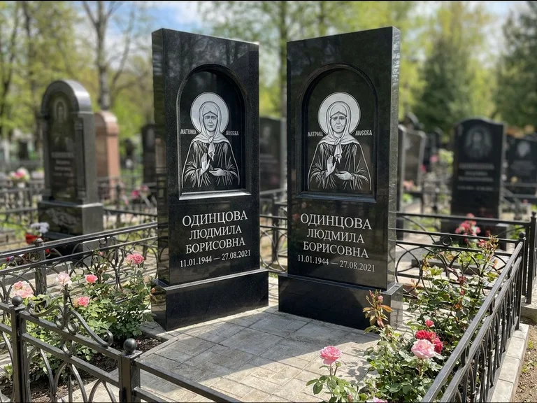 Памятник с гравировкой иконы — Владимирская икона Божией Матери с Младенцем, работа «Зотов» во Владивостоке