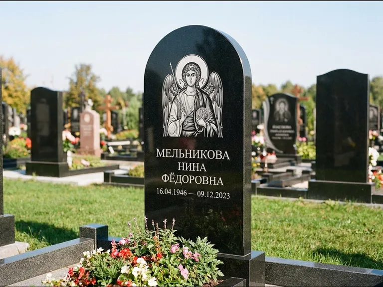 Памятник с гравировкой иконы — икона над портретом усопшего, работа «Журавлёв» во Владивостоке