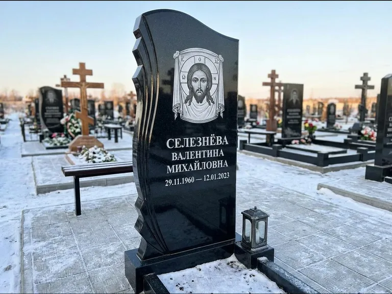 Памятник с гравировкой иконы — Казанская икона Божией Матери на стеле, работа «Одинцов» во Владивостоке