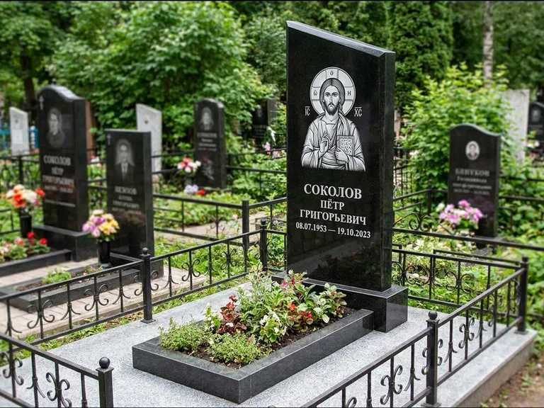 Памятник с гравировкой иконы — образ Николая Чудотворца, работа «Мельникова» во Владивостоке