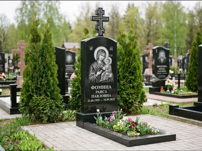 Памятник с гравировкой иконы — икона в резном киоте, работа «Гущин» во Владивостоке