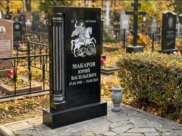 Памятник с гравировкой иконы: вертикальная стела с образом над портретом — гравировка Богородицы «Семистрельная», гранитные столбики с провисающей цепью, работа «Верещагина» во Владивостоке