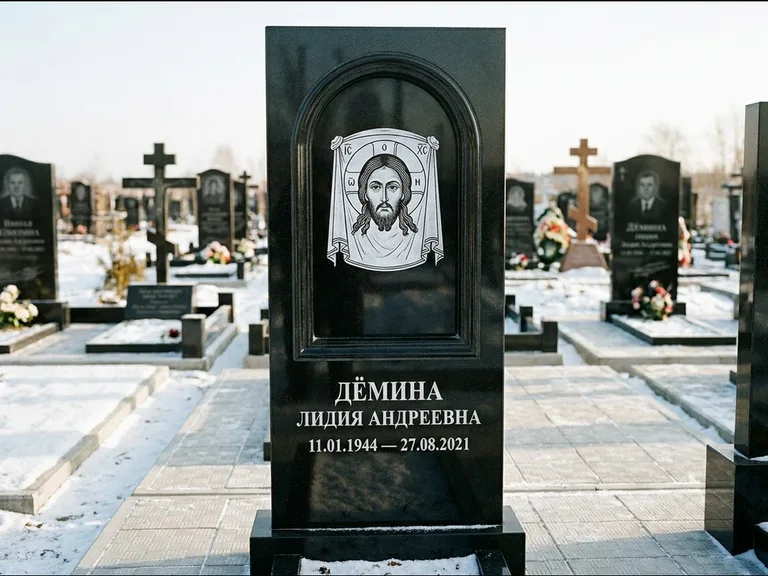 Памятник с гравировкой иконы: гранёный восьмиугольный обелиск с крестом — гравировка Николая Чудотворца, семейный участок с гранитной скамьёй, работа «Зотов» во Владивостоке