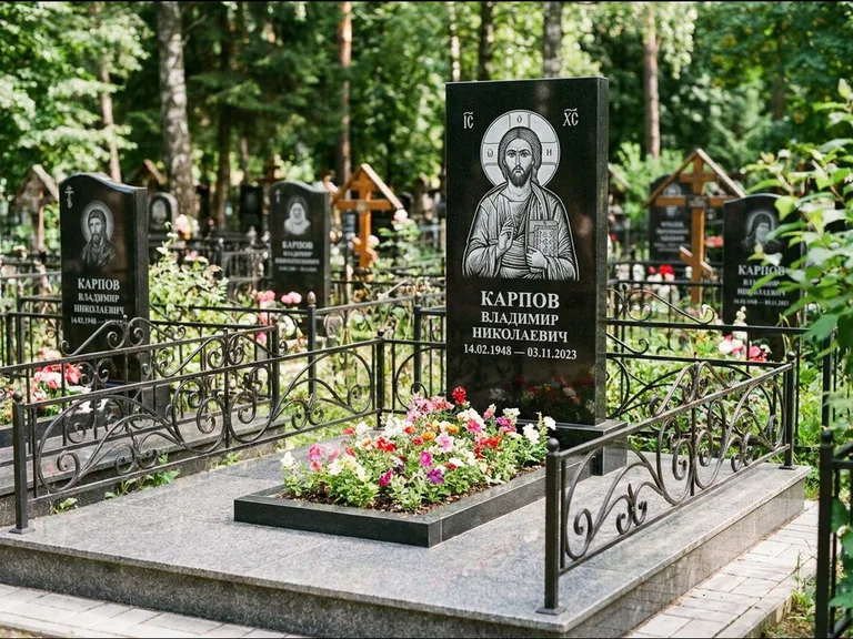 Памятник с гравировкой иконы: широкая двойная семейная стела — золочёный нимб на образе, цветник с красными розами, работа «Воронцова» во Владивостоке