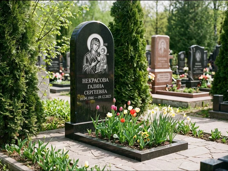 Памятник с гравировкой иконы: фигурная стела с киот-нишей под икону — икона в резной рамке-киоте, светлая гравийная отсыпка, работа «Журавлёв» во Владивостоке