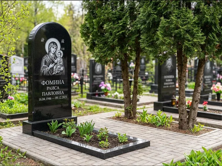 Памятник с гравировкой иконы — Казанская икона Божией Матери на стеле, работа «Журавлёв» во Владивостоке