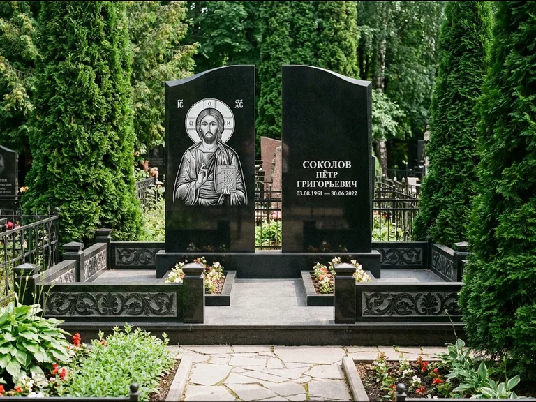 Памятник с гравировкой иконы: широкая горизонтальная лежачая плита-стела — икона в резной рамке-киоте, серая гравийная отсыпка с бордюром, работа «Богданова» во Владивостоке