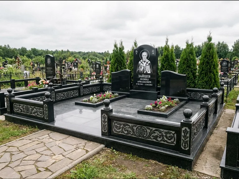 Памятник с гравировкой иконы: стела с гранитным столиком и скамьёй — Архангел Михаил на стеле, семейный участок с плиткой, работа «Верещагина» во Владивостоке