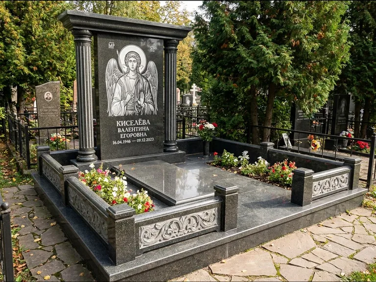 Памятник с гравировкой иконы: массивная стела с двускатным навершием-домиком — гравировка Николая Чудотворца, живая изгородь из туи, работа «Журавлёв» во Владивостоке