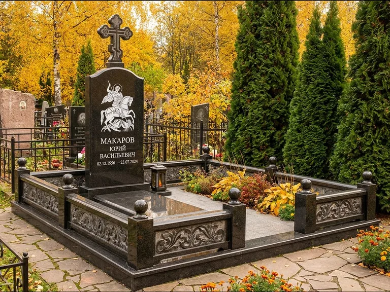 Памятник с гравировкой иконы: ступенчатая трёхуровневая стела — золочёный нимб на образе, дорожка из природного плитняка, работа «Лебедева» во Владивостоке