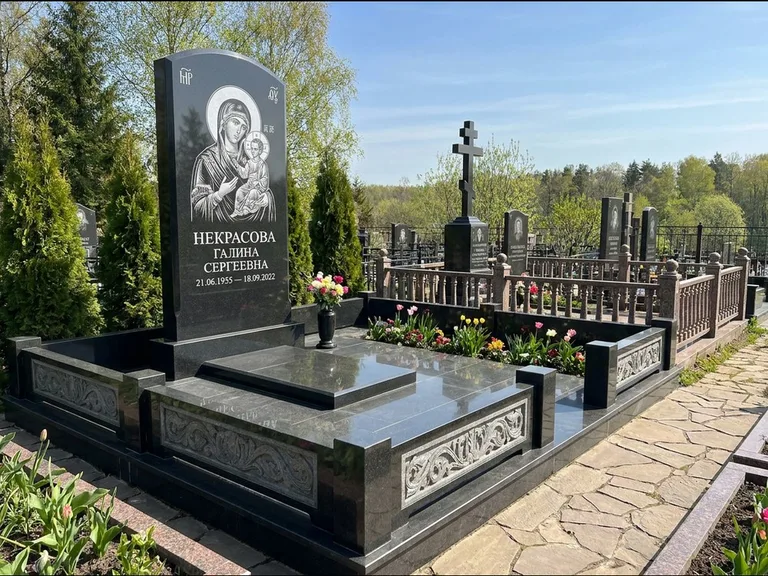 Памятник с гравировкой иконы: полукруглая стела с купольным навершием — Архангел Михаил на стеле, заснеженный зимний участок, работа «Гущин» во Владивостоке