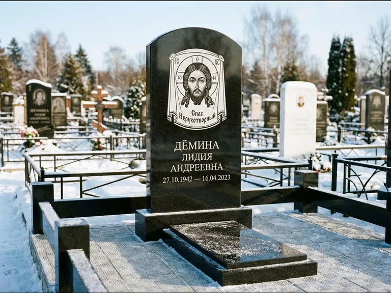 Памятник с гравировкой иконы — икона Спаса Вседержителя над именем усопшего, работа «Ковалёв» во Владивостоке