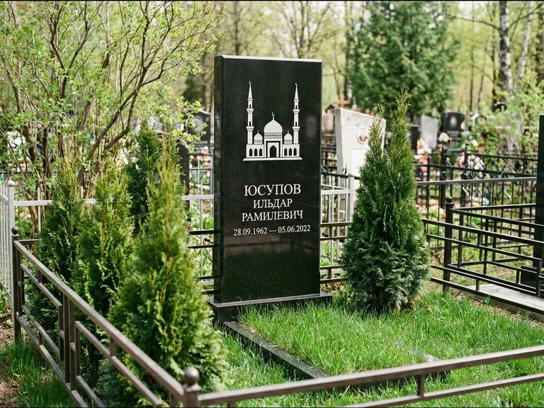 Мусульманский памятник с гравировкой мечети — силуэт мечети с двумя минаретами над именем, работа «Юсупов» во Владивостоке