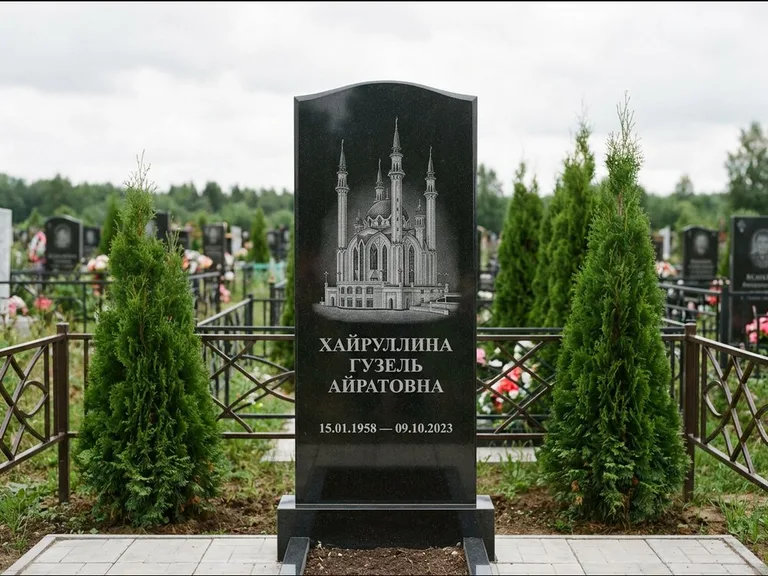 Мусульманский памятник с гравировкой мечети — мечеть Кул-Шариф на обороте стелы, работа «Хайруллина» во Владивостоке