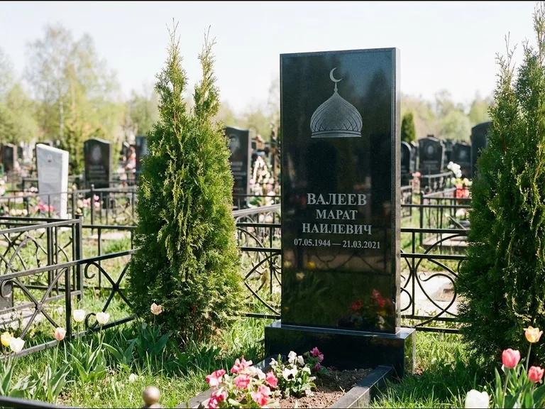 Мусульманский памятник с гравировкой мечети — купол с полумесяцем в верхней части, работа «Валеев» во Владивостоке
