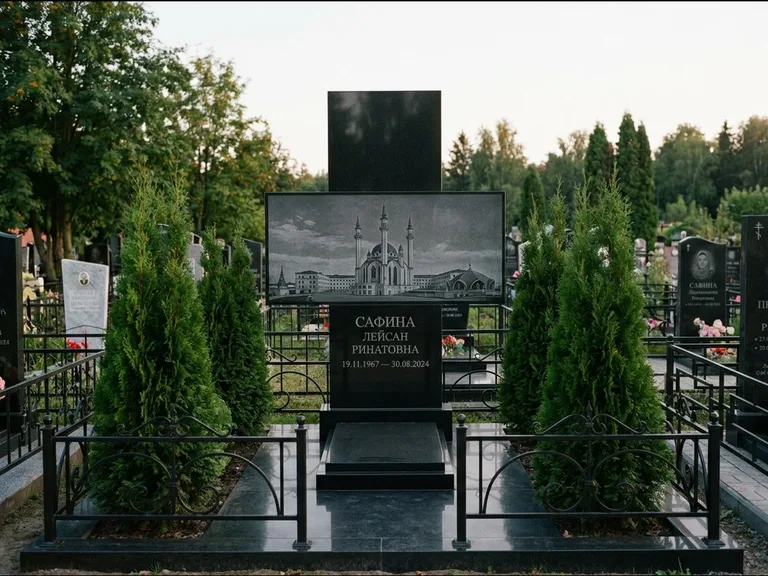 Мусульманский памятник с гравировкой мечети — панорама мечети во всю ширину стелы, работа «Сафина» во Владивостоке