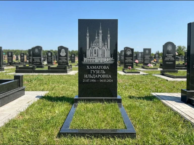 Мусульманский памятник с гравировкой мечети: небольшая скромная одиночная стела — золочёная гравировка мечети, аккуратный участок с газоном, работа «Нигматуллина» во Владивостоке