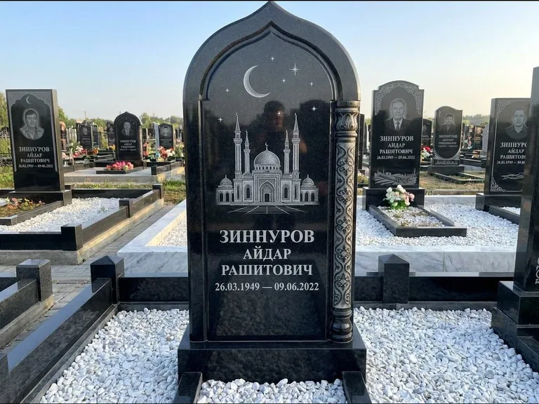 Мусульманский памятник с гравировкой мечети: стела с михраб-верхом и резной боковой колонной — детализированная гравировка мечети Кул-Шариф, белая мраморная крошка, работа «Ахметов» во Владивостоке